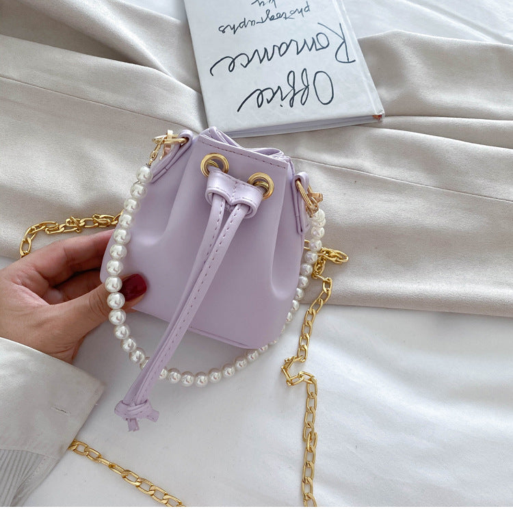 Mini bolso de perlas para una apariencia elegante