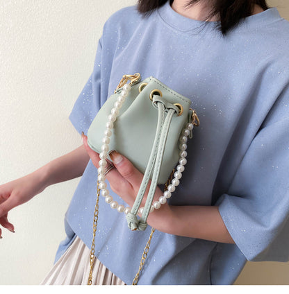 Mini bolso de perlas para una apariencia elegante