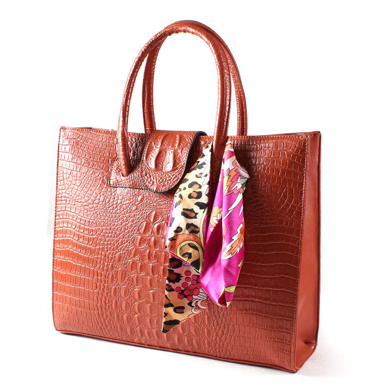 Handbag in crocodile style for a fashion-conscious appearance