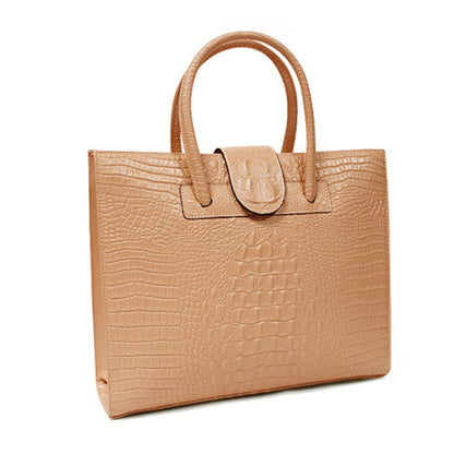 Handbag in crocodile style for a fashion-conscious appearance