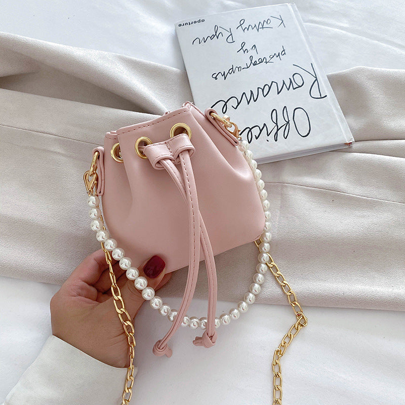 Mini bolso de perlas para una apariencia elegante