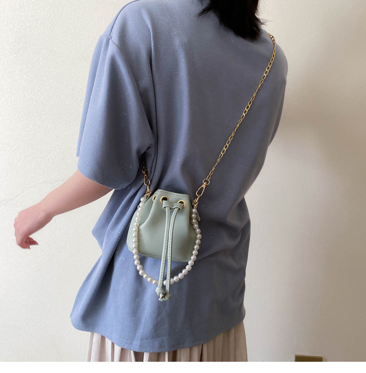 Mini bolso de perlas para una apariencia elegante