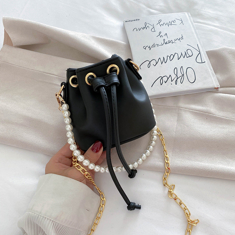 Mini bolso de perlas para una apariencia elegante