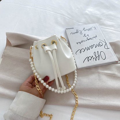 Mini bolso de perlas para una apariencia elegante