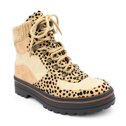 Extravaganter Schuh im Leoparden-Stil