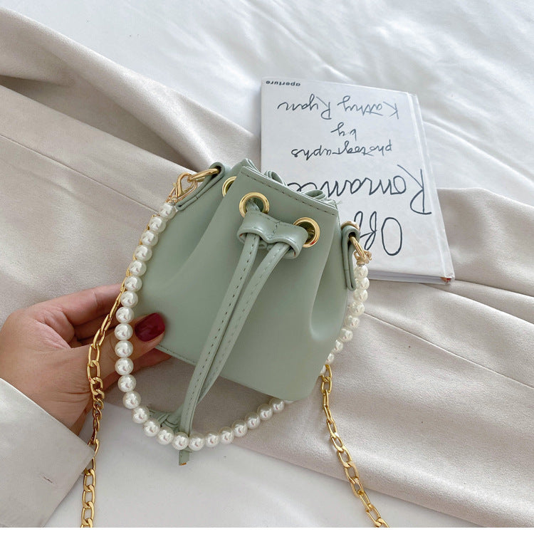 Mini bolso de perlas para una apariencia elegante