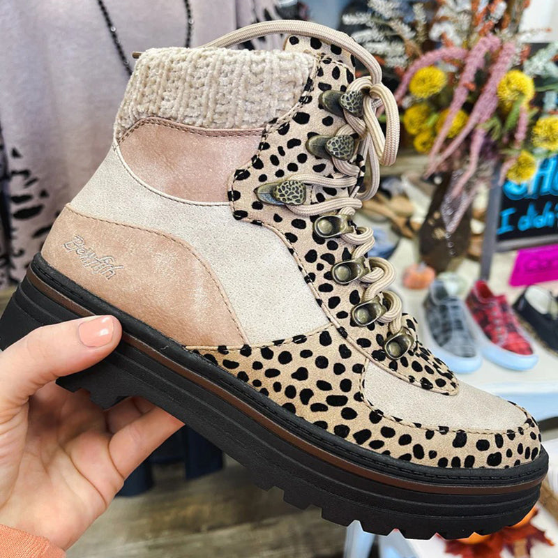 Extravaganter Schuh im Leoparden-Stil